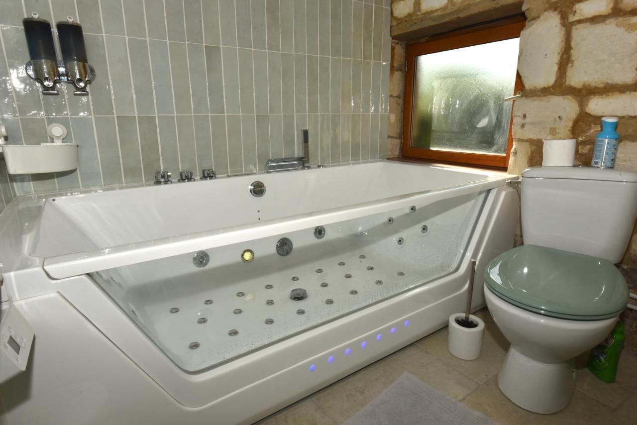 Maisonnette Du Bonheur - Vue Campagne - Baignoire Balneo 32 Jets - Lits Queen Size Vadencourt  エクステリア 写真