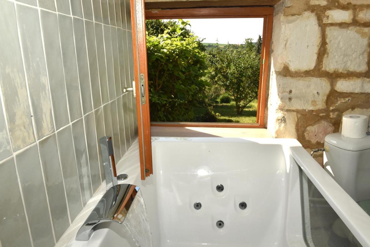 Maisonnette Du Bonheur - Vue Campagne - Baignoire Balneo 32 Jets - Lits Queen Size Vadencourt  エクステリア 写真
