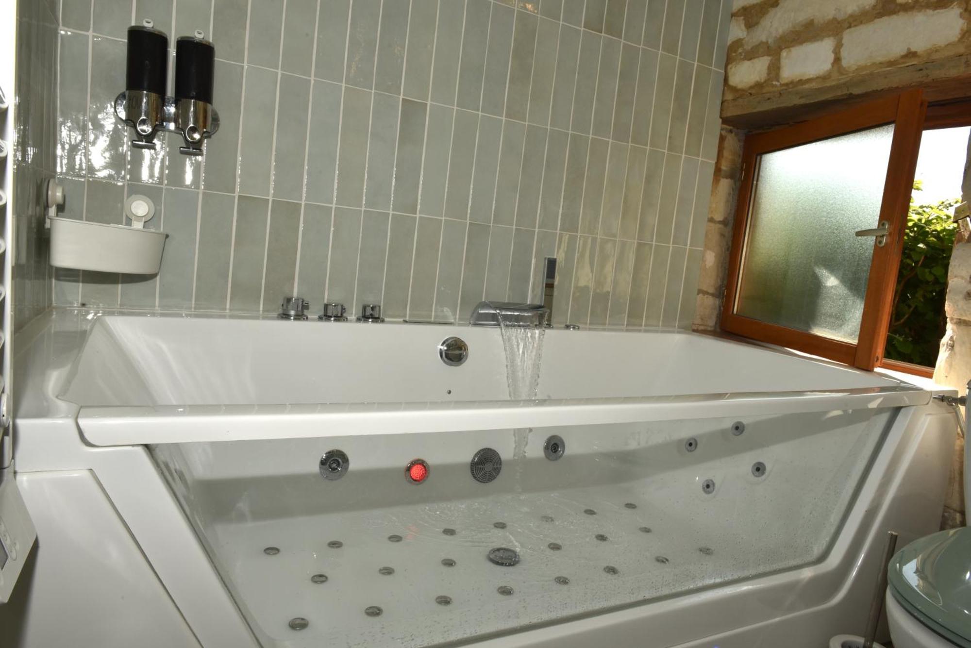 Maisonnette Du Bonheur - Vue Campagne - Baignoire Balneo 32 Jets - Lits Queen Size Vadencourt  エクステリア 写真