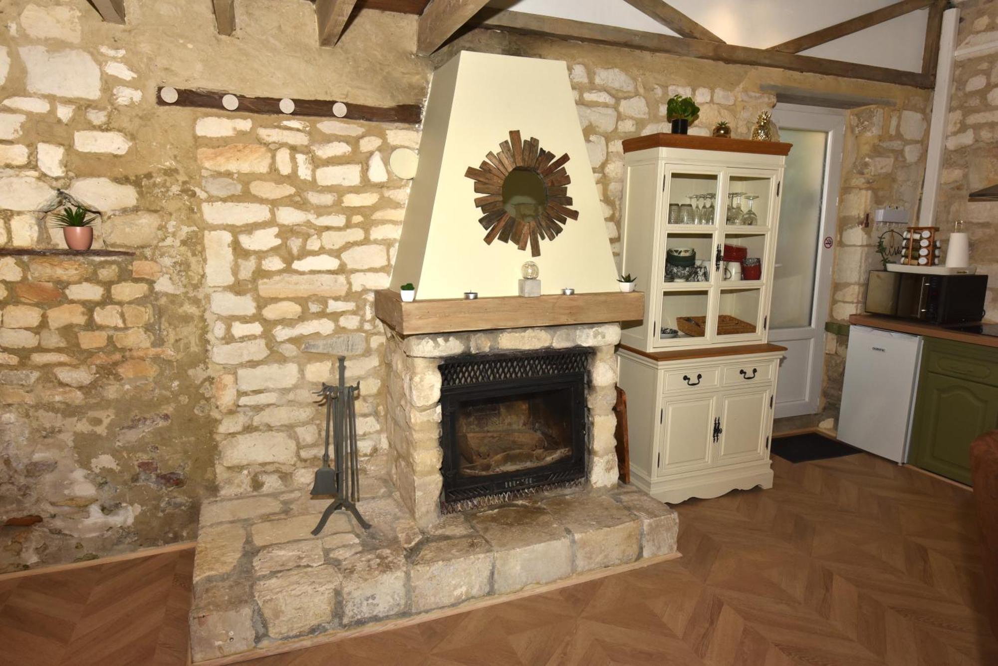Maisonnette Du Bonheur - Vue Campagne - Baignoire Balneo 32 Jets - Lits Queen Size Vadencourt  エクステリア 写真